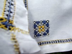 Napkins set five white linen yellow and blue by DollyTopsyVintage.jpg